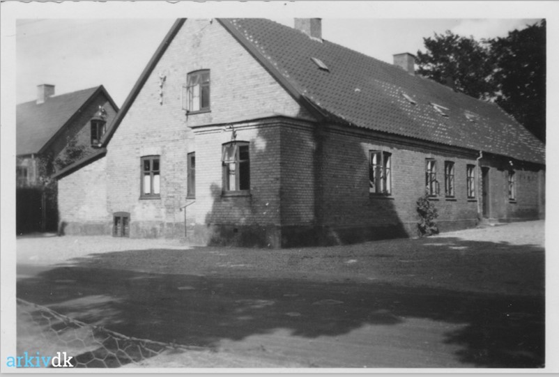 Kirstine og Henrik Dybing siddende foran deres voksne børn: den ældste Alvilda f. 1890, i midten den yngste Sofus (f. 1894), til højre Olga (f. 1892).